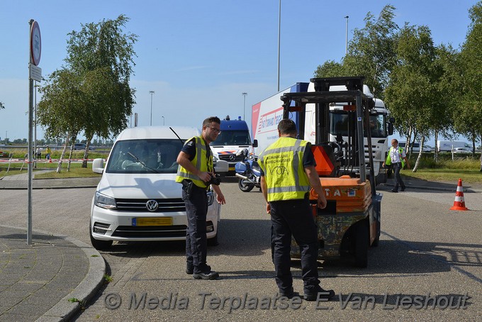 Mediaterplaatse ongeval heftruck bestelwagen schiphol 06082019 Image00101