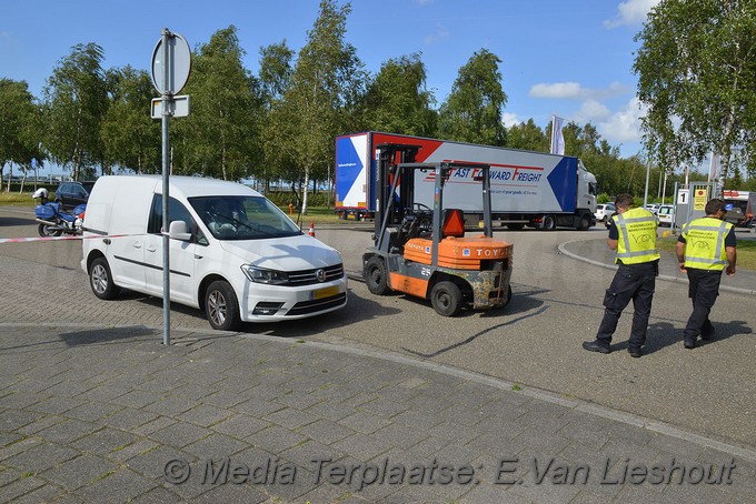 Mediaterplaatse ongeval heftruck bestelwagen schiphol 06082019 Image00102