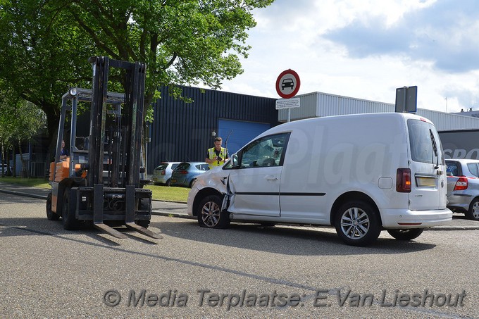 Mediaterplaatse ongeval heftruck bestelwagen schiphol 06082019 Image00103