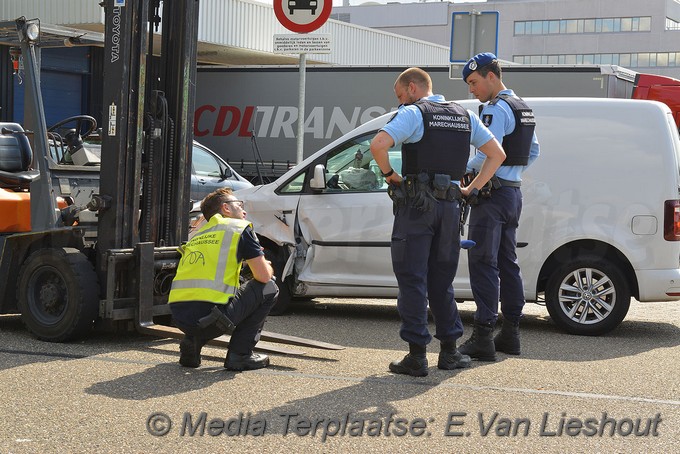 Mediaterplaatse ongeval heftruck bestelwagen schiphol 06082019 Image00104
