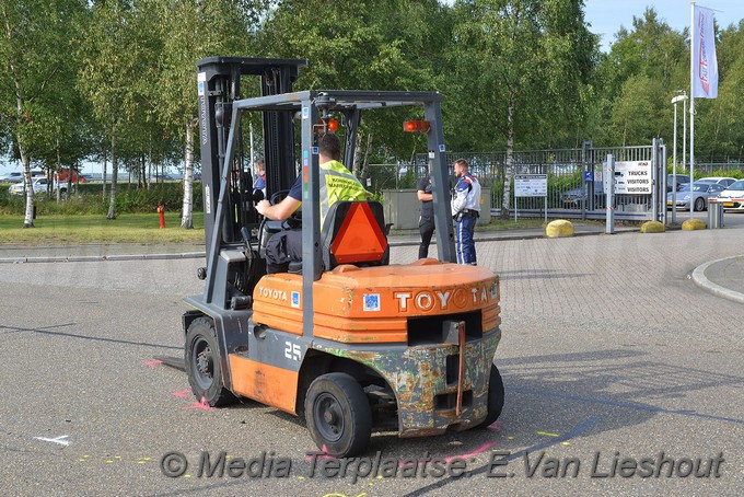 Mediaterplaatse ongeval heftruck bestelwagen schiphol 06082019 Image00106