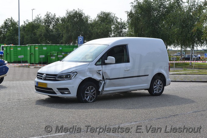 Mediaterplaatse ongeval heftruck bestelwagen schiphol 06082019 Image00108
