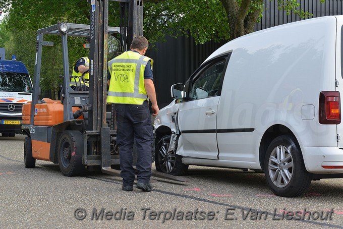 Mediaterplaatse ongeval heftruck bestelwagen schiphol 06082019 Image00109