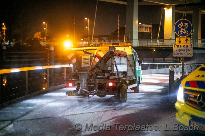 Mediaterplaatse sooterrijder onderuit door gladheid haarlem 30112019 Image00005