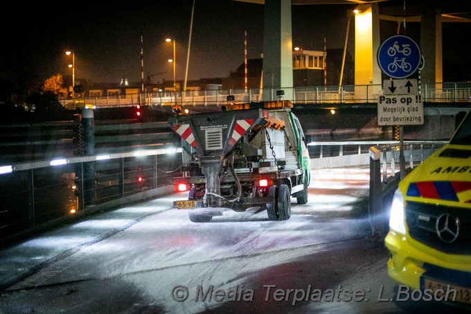 Mediaterplaatse sooterrijder onderuit door gladheid haarlem 30112019 Image00006