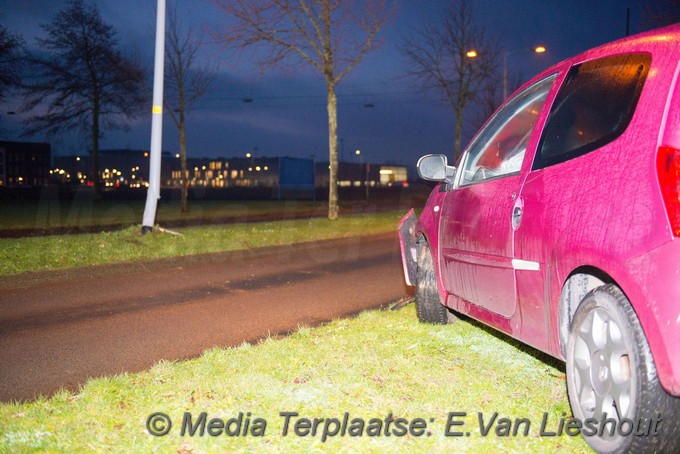 Mediaterplaatse auto op lichtmast hoofddorp 18122019 Image00001