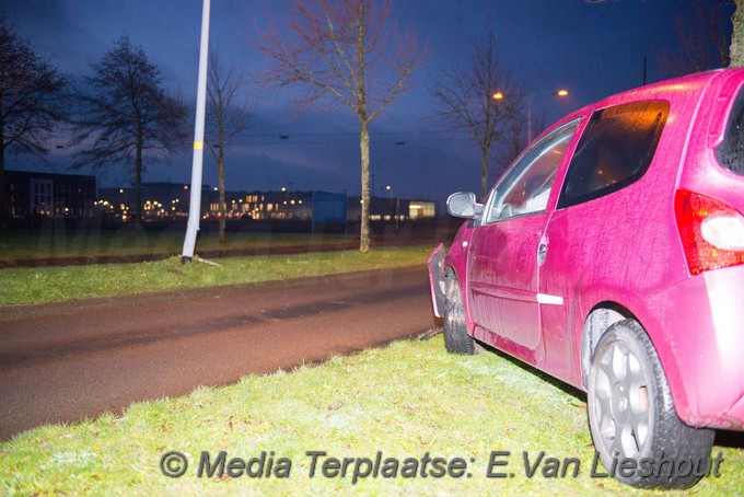 Mediaterplaatse auto op lichtmast hoofddorp 18122019 Image00002