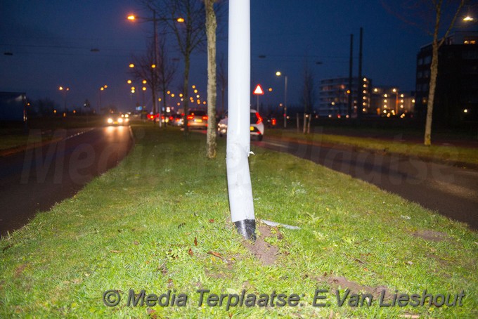 Mediaterplaatse auto op lichtmast hoofddorp 18122019 Image00004