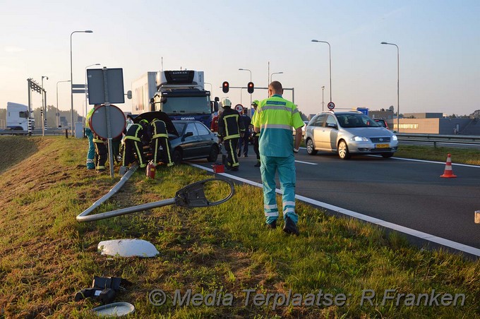 Mediaterplaatse ongeval auto paal schiphol 07092016 Image00002