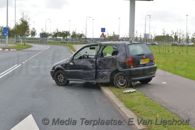 Mediaterplaatse auto klapt op licht mast schiphol rijk 28092009 Image00001