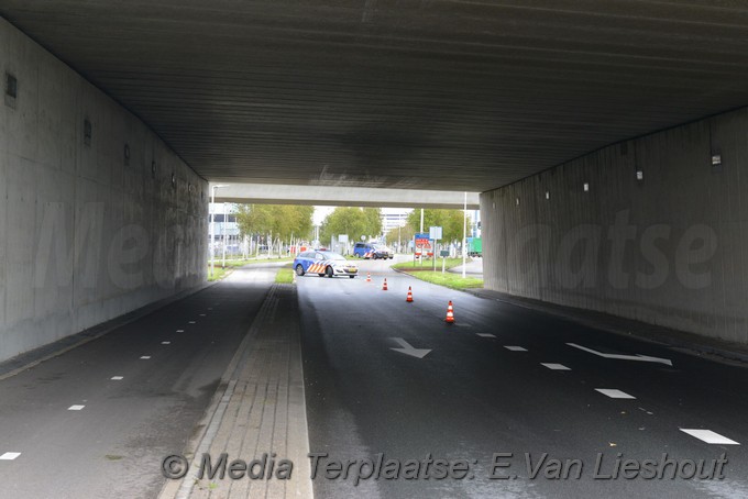 Mediaterplaatse auto klapt op licht mast schiphol rijk 28092009 Image00002