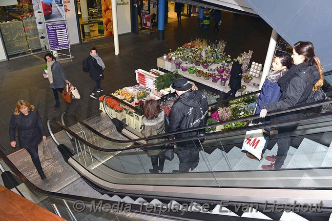 Mediaterplaatse dororijder actie tegen zakkenrollers hoofddorp 16122016 Image00016