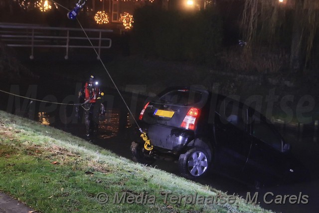 Mediaterplaatse auto te water aalsmeer 29122016 Image00006
