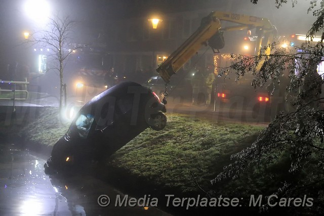 Mediaterplaatse auto te water aalsmeer 29122016 Image00007
