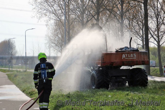 Mediaterplaatse graafmachine in brand hoofddorp 09042019 Image00001