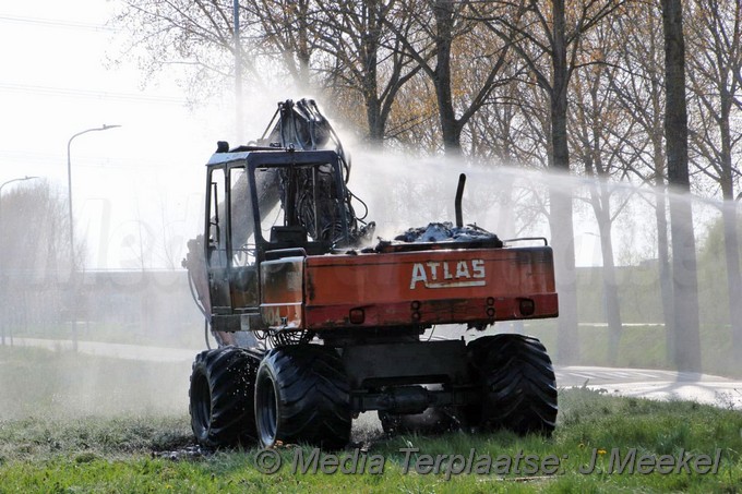 Mediaterplaatse graafmachine in brand hoofddorp 09042019 Image00003