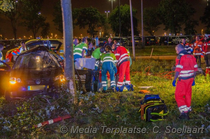Mediaterplaatse ongeval auto boom schiphol 01102016 Image00002